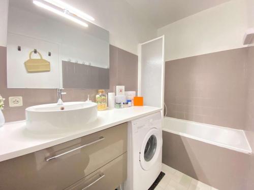 une salle de bain avec un lavabo et une machine à laver dans l'établissement Appartement 2 pièces avec terrasse, garage, et ascenseur, jusqu'à 4 couchages - La Baule Centre - FR-1-245-124, à La Baule