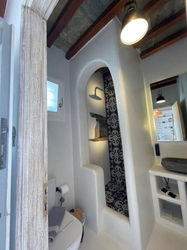 ein Badezimmer mit Toilette und Treppe in der Unterkunft Psathi in Kythnos