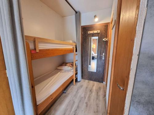 mały pokój z łóżkami piętrowymi w małym domku w obiekcie Studio Saint-Michel-de-Chaillol, 1 pièce, 4 personnes - FR-1-393-131 w mieście Saint-Michel-de-Chaillol