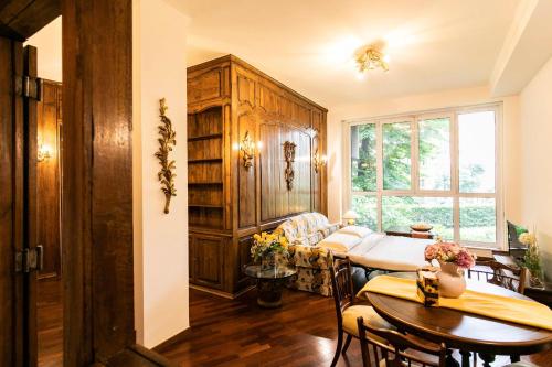 Klimt - Jacuzzi 5 Star - Luxury Design Apartment في ميلانو: غرفة معيشة مع طاولة وأريكة