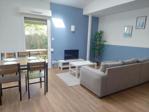 ein Wohnzimmer mit einem Sofa und einem Tisch in der Unterkunft °Appart' 1 Audincourt centre ° in Audincourt