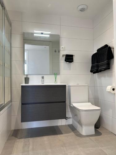 a bathroom with a toilet and a sink and a mirror at Habitación confortable para parejas (1) in Barcelona