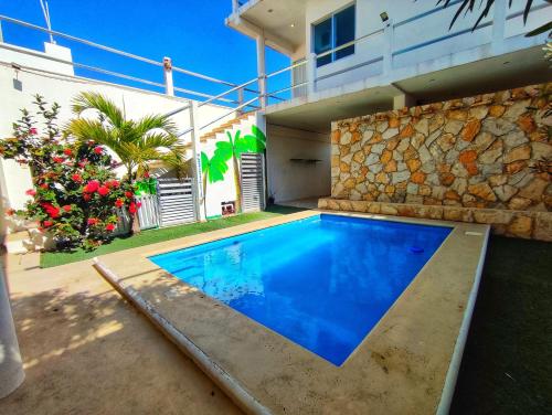 a swimming pool in the backyard of a house at Casa Chelem in Chelem