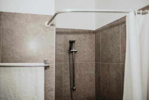 eine Dusche mit Duschvorhang im Bad in der Unterkunft Ovis Hotel Apartments in Ayia Napa