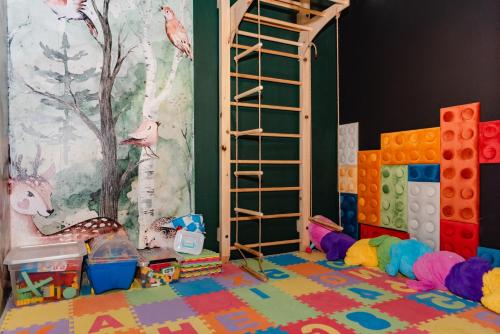 a childrens play room with a ladder and toys at NOVMI - Domki letniskowe 