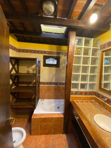 y baño con bañera, aseo y lavamanos. en Casa Crisantemos en Costa del Este