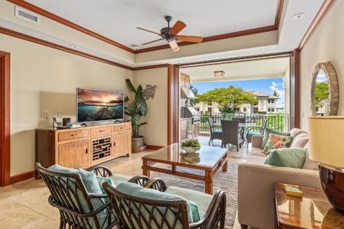 sala de estar con sofá y TV en Big Island Kolea 14H condo, en Waikoloa