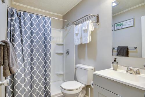 y baño con aseo, ducha y lavamanos. en McCormick Vacation Rental 2 Mi to Lake Thurmond! en McCormick