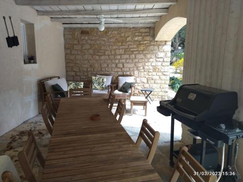 Cette chambre dispose d'une table en bois et d'un piano. dans l'établissement La maison d'en haut, à La Capelle-et-Masmolène