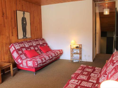 ein Wohnzimmer mit einem Sofa und einem Bett in der Unterkunft Appartement Vars, 2 pièces, 6 personnes - FR-1-330B-163 in Vars