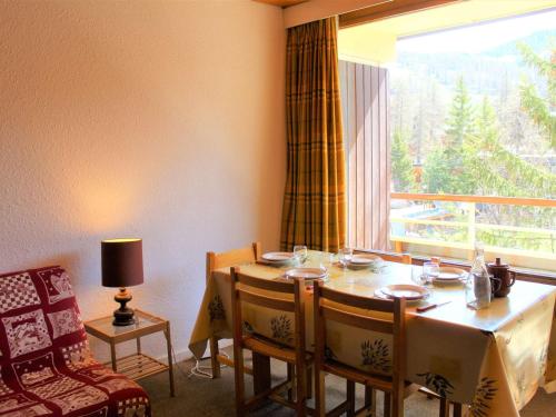 une salle à manger avec une table et une grande fenêtre dans l'établissement Appartement 2P 45m² à 10m des pistes, 6 couchages, Vars Les Claux - FR-1-330B-163, à Vars