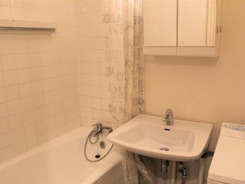 y baño con lavabo, bañera blanca y lavamanos. en Appartement Vars, 2 pièces, 6 personnes - FR-1-330B-163, en Vars