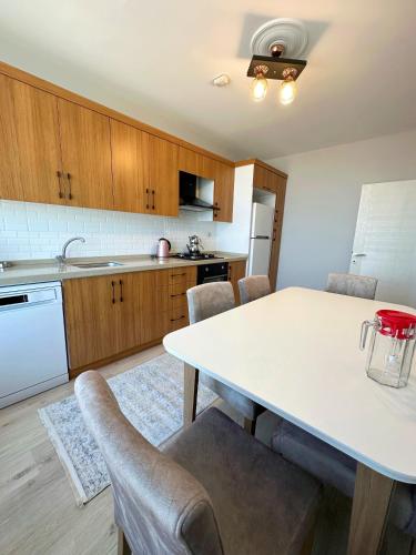 a kitchen with a table and chairs in a kitchen at ima Apartmanı in Trabzon