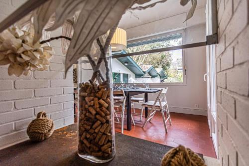 une chambre avec une table et un vase sur un comptoir dans l'établissement Itsala - Hossegor agréable villa entre canal et océan à 3 minutes à pied de la plage, à Soorts-Hossegor