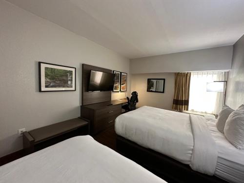 Habitación de hotel con 2 camas y TV de pantalla plana. en Comfort Inn en Conyers