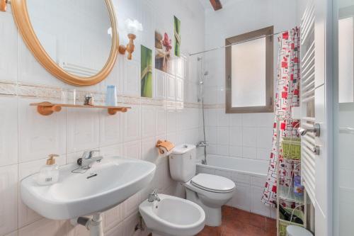 uma casa de banho com um lavatório, um WC e um espelho. em Barranco de las Maravillas em Teruel
