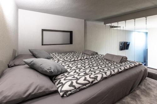 ein Schlafzimmer mit einem großen Bett mit Kissen darauf in der Unterkunft Wesselenyi 40 Apartment in Budapest