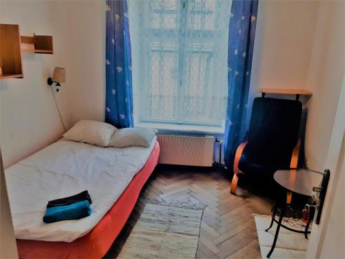 克拉科夫的住宿－Sienna 3 OLD TOWN，小房间设有床、椅子和窗户