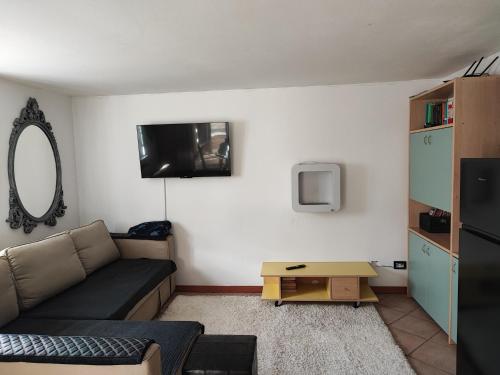 ein Wohnzimmer mit einem Sofa und einem Tisch in der Unterkunft B&B La Casetta in Gattinara