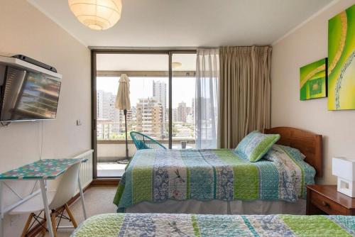 ein Hotelzimmer mit 2 Betten und einem Balkon in der Unterkunft Departamento Céntrico y Relajante cerca del Casino de Viña del Mar in Viña del Mar