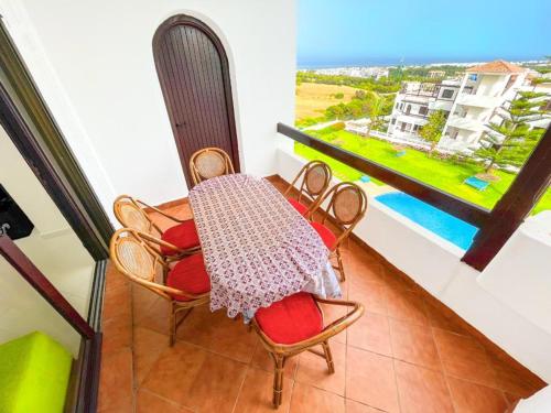 een tafel en stoelen op een balkon met uitzicht bij Bahia d el cabo in Cabo Negro