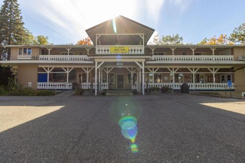 Cedar Oaks Lakeside Resort, Prudenville – Updated 2024 Prices