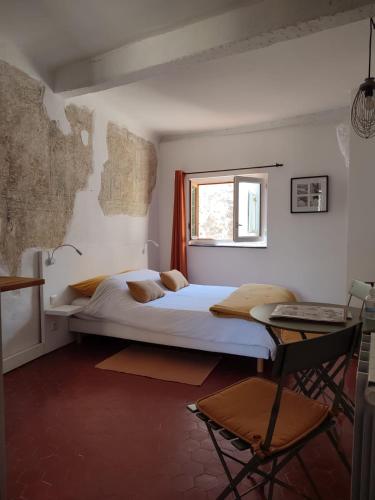 een slaapkamer met een groot bed en een raam bij Chambre d'hôtes Les Tomettes in Vence