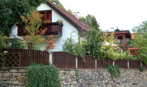 ein Holzzaun vor einem Haus in der Unterkunft Landhaus Wachau in Aggsbach