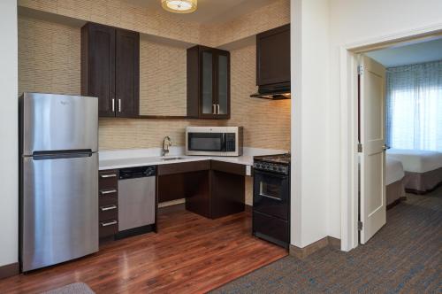 Kuchyň nebo kuchyňský kout v ubytování Residence Inn by Marriott Philadelphia Airport