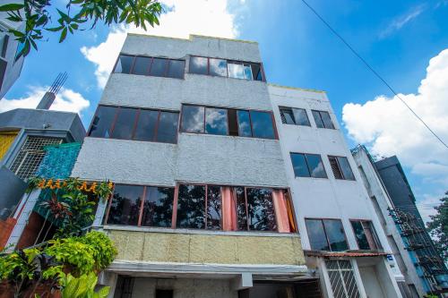 un edificio alto y blanco con muchas ventanas. en OYO 18544 Amm Residency, en Bangalore