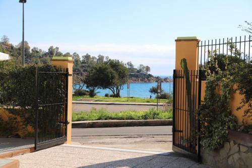 une porte menant à une maison avec vue sur l'eau dans l'établissement Villetta Il Faro sul Mare, à Àrbatax