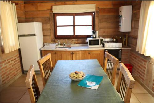 una cocina con una mesa con un tazón de comida. en Cabañas del Peñon 4 - 1 dorm en La Cumbrecita