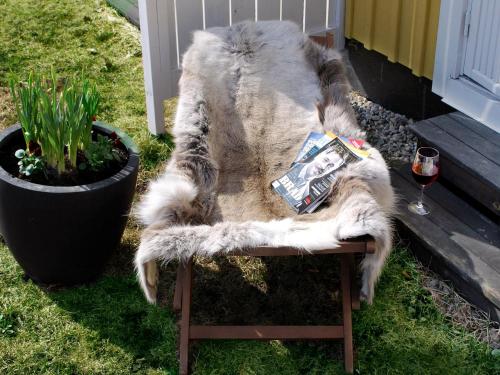 a cat laying on a bench in the grass at Körunda Golf & Conference Hotel in Ösmo