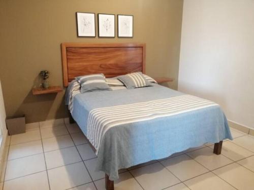 um quarto com uma cama grande e 2 almofadas em Departamento Ledu 204 em Morelia