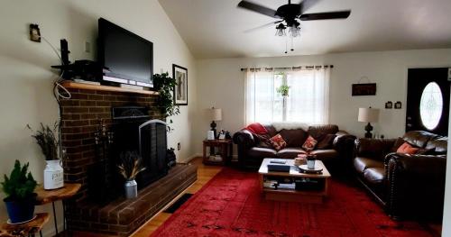 Televisyen dan/atau pusat hiburan di Bear Bluff- pet friendly home on the river!