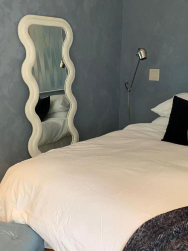 The Trail in Adams - Berkshires' Art Hotelにあるベッド