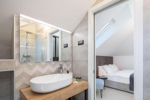 Ένα μπάνιο στο SEAFRONT VILLA for 10 people!