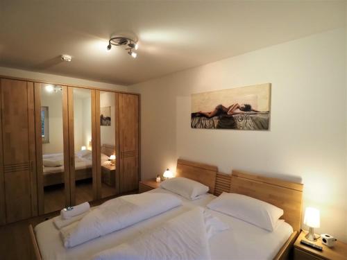 ツィングストにあるVilla Sola Bona, FW 2のベッドルーム1室(ベッド2台付)が備わります。壁には絵画が飾られています。