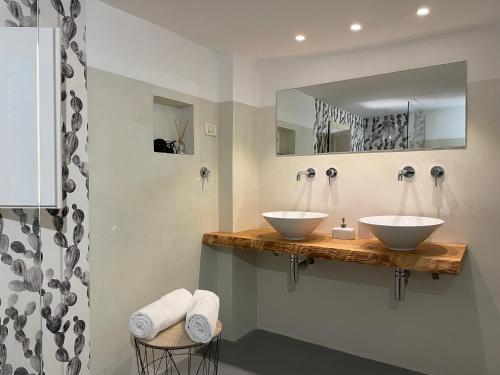2 lavabos en un baño con 2 espejos en La Casa di Vicolo Re, Vicino alla Scala dei Turchi en Porto Empedocle