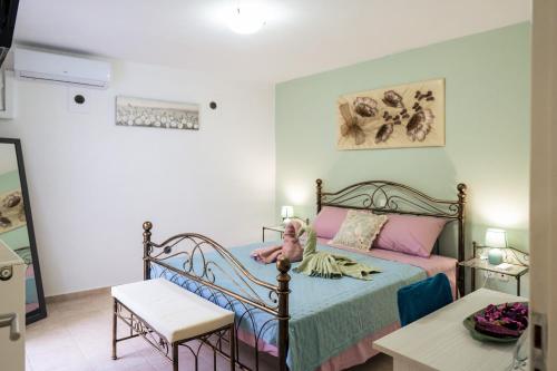 un bambino piccolo che giace su un letto in una camera di Giotas House a Poros