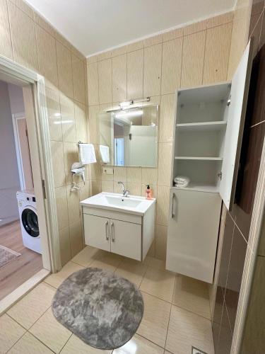 La salle de bains est pourvue d'un lavabo et d'un miroir. dans l'établissement İMA APART, à Trabzon