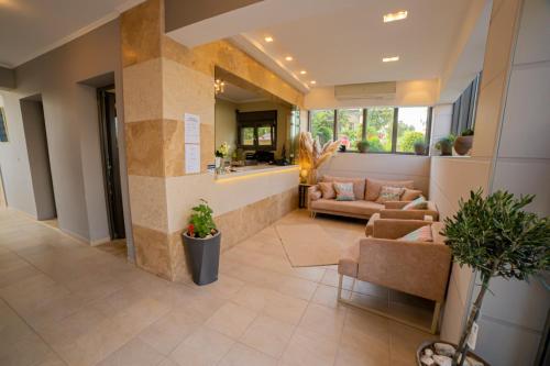 Habitación grande con vestíbulo con sofás y barra. en Vellum Luxury Living, en Kallithea Halkidikis