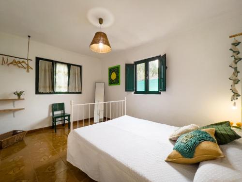 a bedroom with a large white bed in a room at Prad'Arte in Santarém