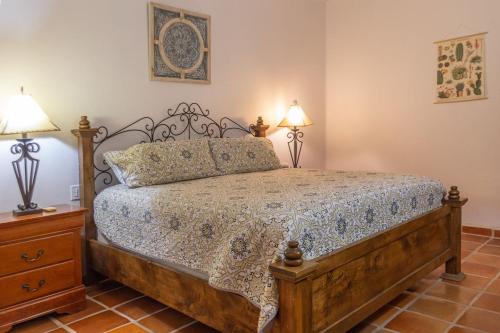 um quarto com uma cama e duas mesas de cabeceira em Casa Gora by Casago em Loreto