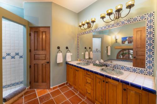uma casa de banho com 2 lavatórios e um espelho grande em Casa Gora by Casago em Loreto