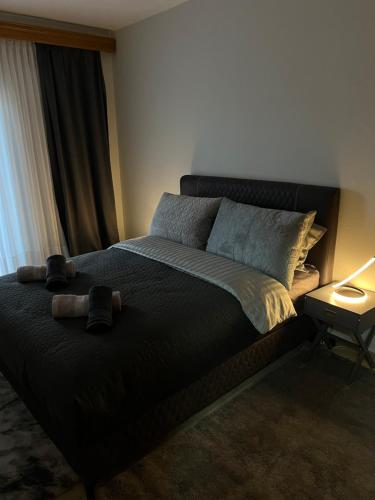sypialnia z dużym łóżkiem i oknem w obiekcie G&P Apartment w mieście Perea