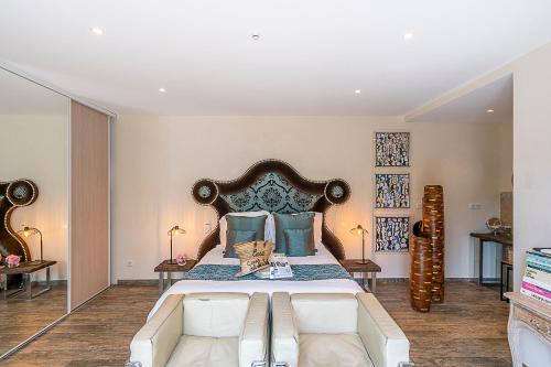 duża sypialnia z dużym łóżkiem i kanapą w obiekcie Casa del Sole Chambres d'Hotes de Charme w mieście Favone