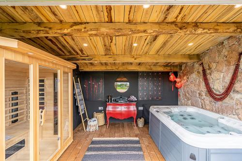 une baignoire jacuzzi dans une chambre avec un mur en pierre dans l'établissement Casa del Sole Chambres d'Hotes de Charme, à Favone