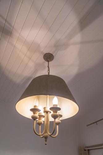 a chandelier hanging from a ceiling at Un pied à terre avec terrasse à la Cathédrale - Une Nuit à Nîmes in Nîmes