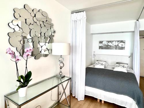 een slaapkamer met een grote hartwand aan de muur bij Apart-a-Nice : A Breathtaking View on the Sea in Nice